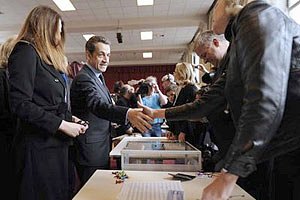 Олланд и Саркози выходят во второй тур выборов президента