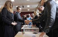 Олланд и Саркози выходят во второй тур выборов президента