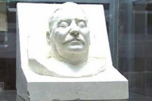 На аукционе продадут посмертную маску Сталина