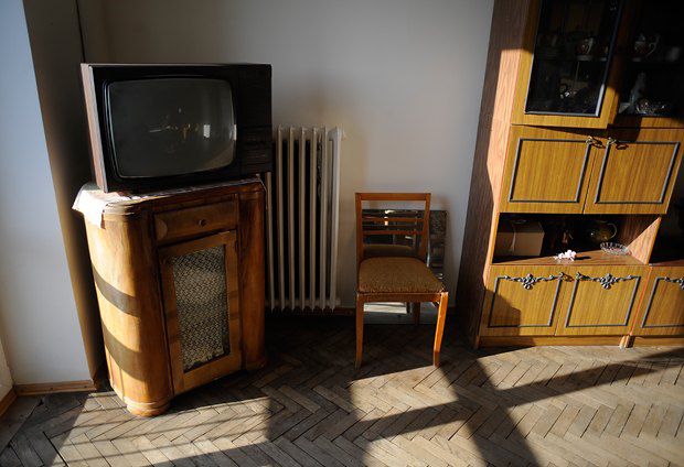 В квартире повсюду раритетная мебель, некоторые предметы привезли в 1944 году из Москвы