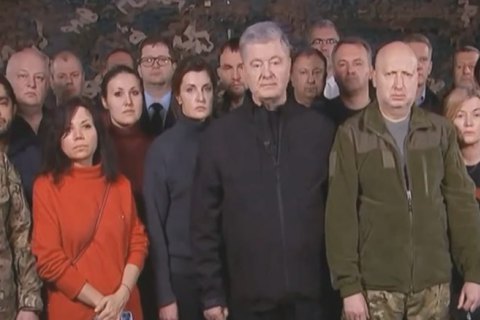 Порошенко призвал украинцев сохранять спокойствие и вступать в ряды терробороны