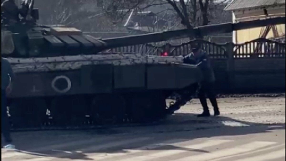 Місцевий чоловік у Бахмачі намагався голіруч зупинити російський танк, 26 лютого 2022 року. 