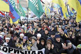 На Майдане - уже 12 тыс. человек, к обеду обещают больше