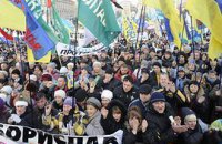 На Майдане - уже 12 тыс. человек, к обеду обещают больше