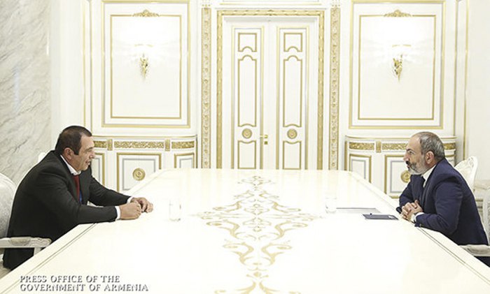 Царукян и Пашинян во время подписания меморандума о проведении в декабре внеочередных парламентских выборов, 8
октября 2018.