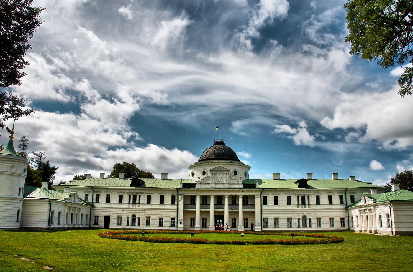 Палац руського козацького роду Тарнавських у Качанівці в Чернігівській області, який, зокрема, часто відвідували Шевченко, Ріпин і Гоголь.