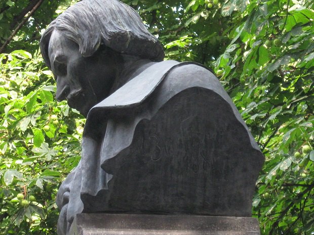  Пам'ятник Гоголю, вид збоку. Кажуть, між складками одягу Забіла зашифрував свій автопортрет
