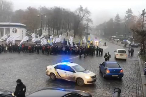 Митингующие перекрыли движение по улице Грушевского в Киеве, между ними и полицией происходили потасовки (обновлено)