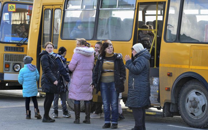 Окупанти почали депортувати жителів Луганська в Росію