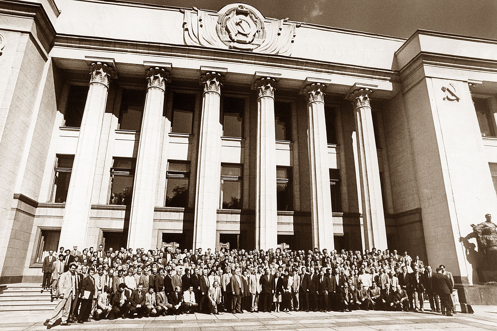  28 червня 1996 року – ранок після Конституційної ночі (після 24 годин безперервної роботи Верховна Рада ухвалила та ввела в дію Конституцію України. За проголосували 315 депутатів.)