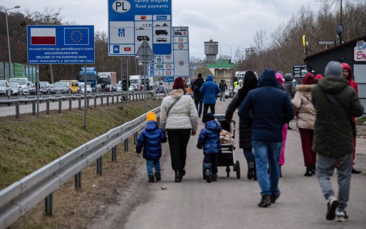 Близько половини працевлаштованих у Польщі та Німеччині українських біженців хочуть залишитись там після війни, – дослідження