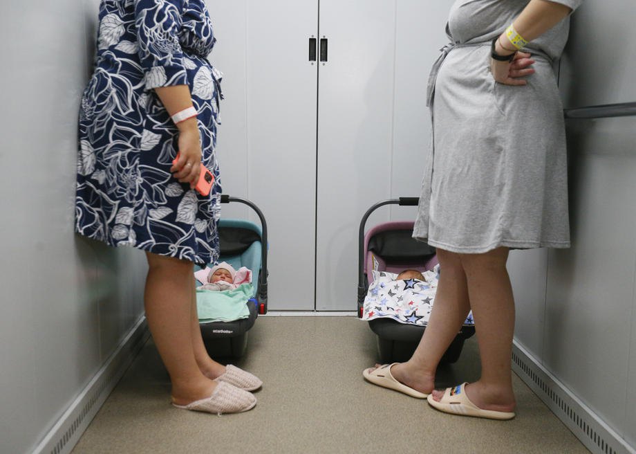 Матері з новонародженими спускаються в укриття під час повітряної тривоги в Одесі, 22 серпня 2022 року.