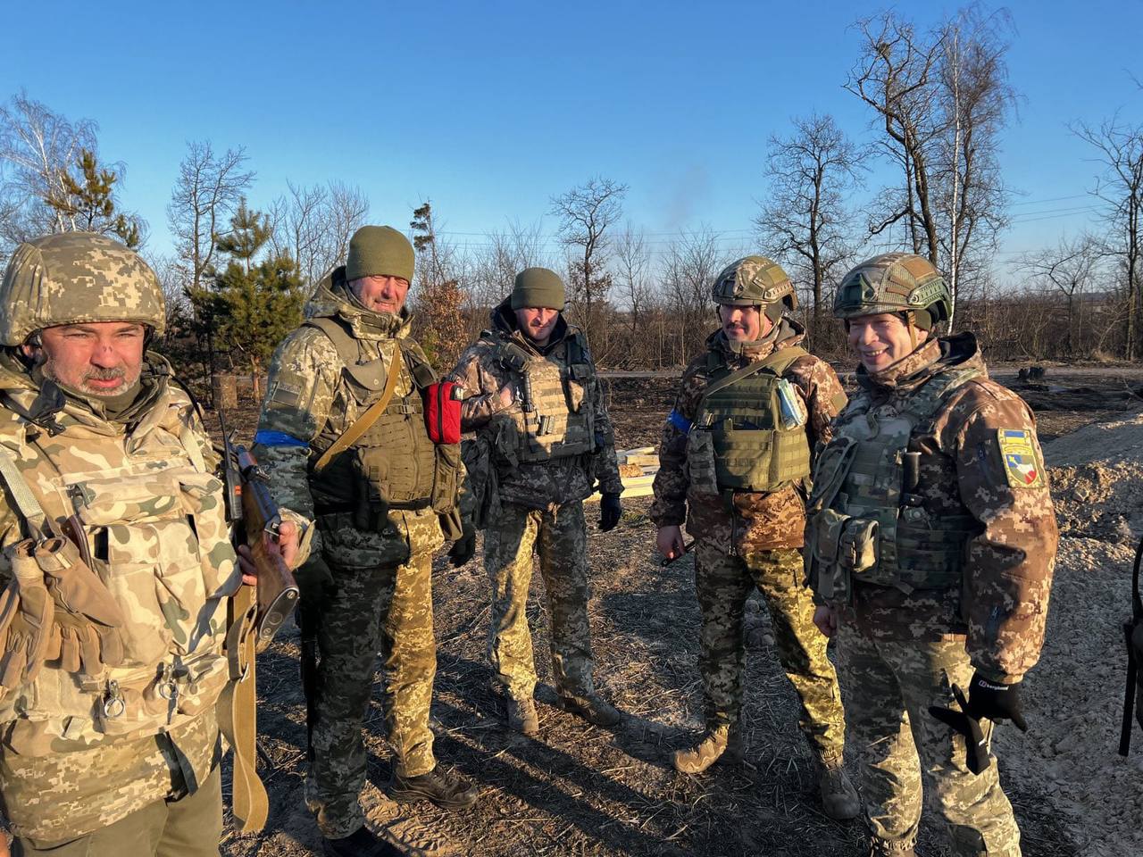Командувач оборони Києва — командувач Сухопутних військ ЗС генерал-полковник Олександр Сирський (праворуч) перевірив оборону на північно-західних підступах до столиці в населеному пункті Мощун.