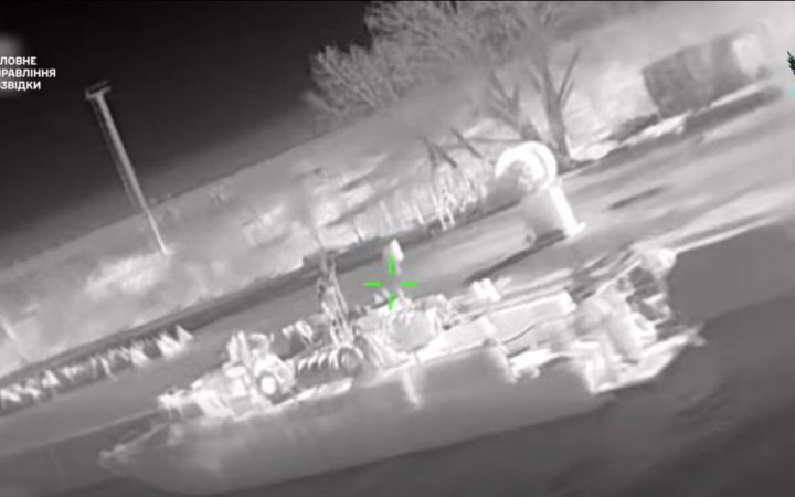 У ГУР показали ураження десантного катера росіян в окупованому Криму