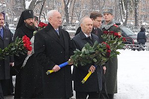 Янукович не стал возлагать цветы к памятнику Шевченко