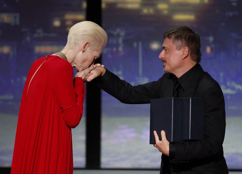Тільда Свінтон вручає режисеру Крістіану Мунджіу Золоту пальмову гілку за фільм «Фйорд» під час церемонії закриття 79-го щорічного Каннського кінофестивалю, 23 травня 2026 року.