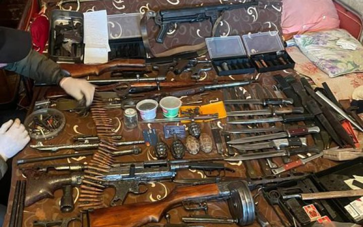 Поліцейські підозрюють киянина у продажі зброї