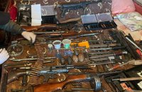 Поліцейські підозрюють киянина у продажі зброї