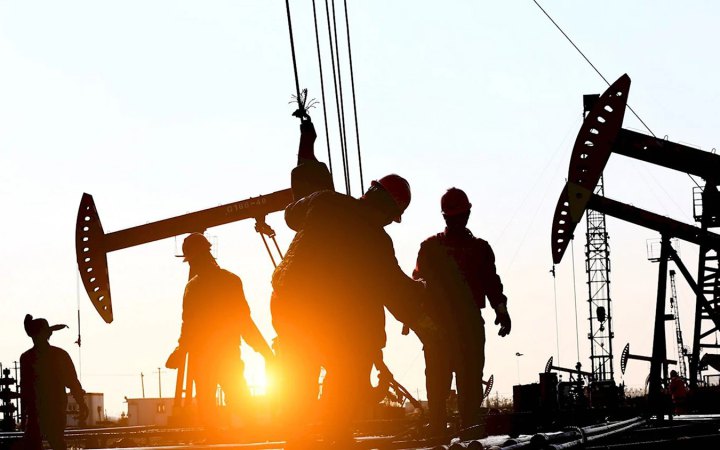 Нафта дешевшає на тлі занепокоєння профіцитом після рішення ОПЕК+ призупинити підвищення видобутку на початку 2026 року