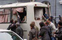 В Харькове пророссийские активисты напали на автобус с милицией