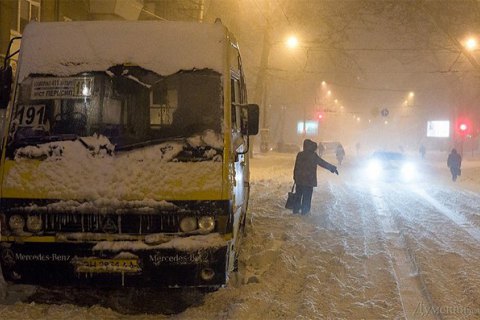 В Харьковской области в сугробе застрял школьный автобус, везший детей на олимпиаду