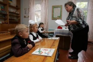 Янукович заботится о летнем отдыхе учителей 