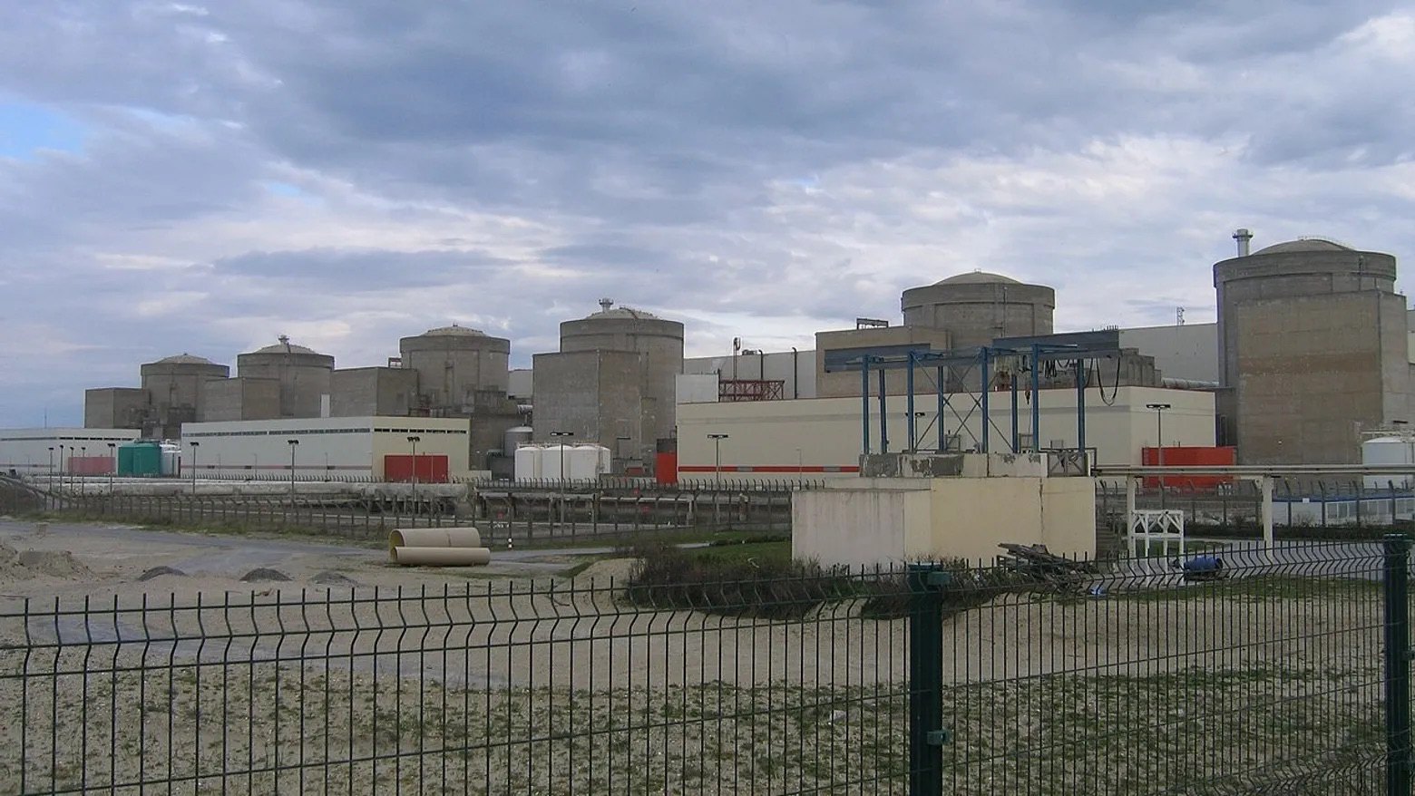 АЕС «Гравлін» (<i>Centrale nucléaire de Gravelines</i>) — найбільша атомна електростанція Франції .