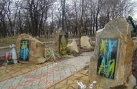 В окупованому Перевальську пам'ятники загиблим бойовикам "ЛНР" залили фарбою
