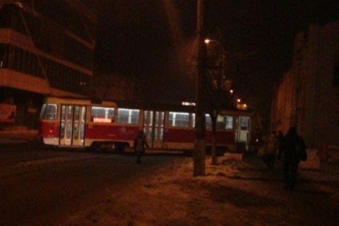 В Киеве трамвай сошел с рельсов и стал поперек улицы