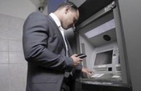 Британський банк дозволив знімати гроші в банкоматах без карток