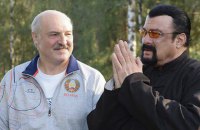 Стивен Сигал продегустировал морковь в гостях у Лукашенко