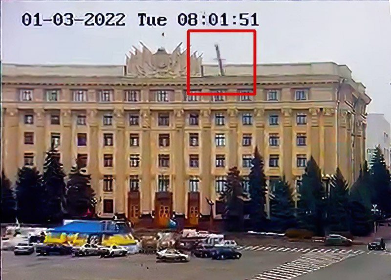 У будівлю на площі Свободи влучає ракета ЗМ54-1 Калібр. 