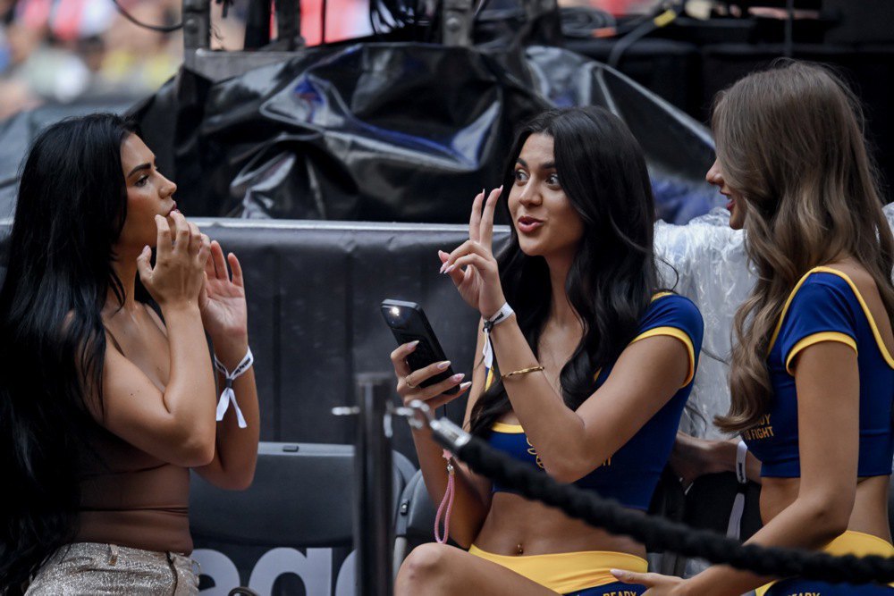 Дівчата, які демонструють номер раунду