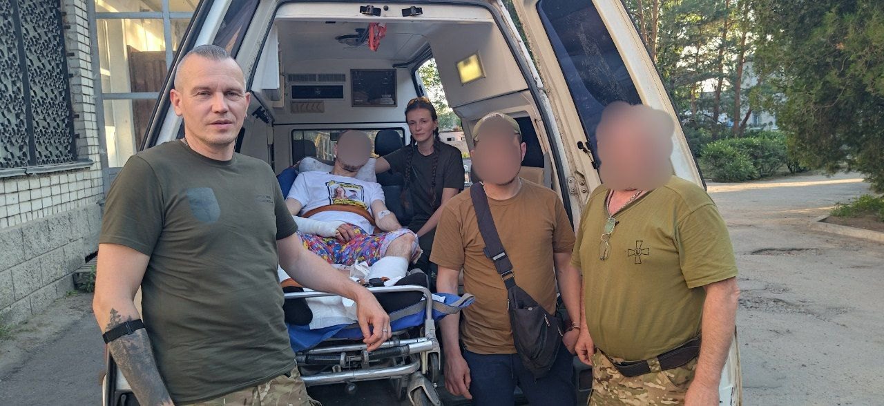 Рятувальник  КАРС Олександр Квашук (ліворуч)