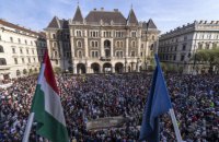 Тысячи венгров вышли на акцию протеста против Орбана