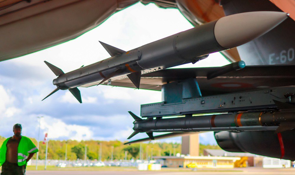 Оснащений ракетою винищувач F-16 королівських ВПС Данії в аеропорту Ронне, 29 вересня 2022 р.