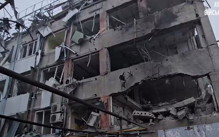 Російські загарбники знищили вщент адмінбудівлю у Херсоні, – ОВА