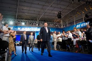 Янукович защищается от своего окружения, - Чорновил