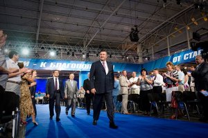 Янукович захищається від свого оточення, - Чорновіл