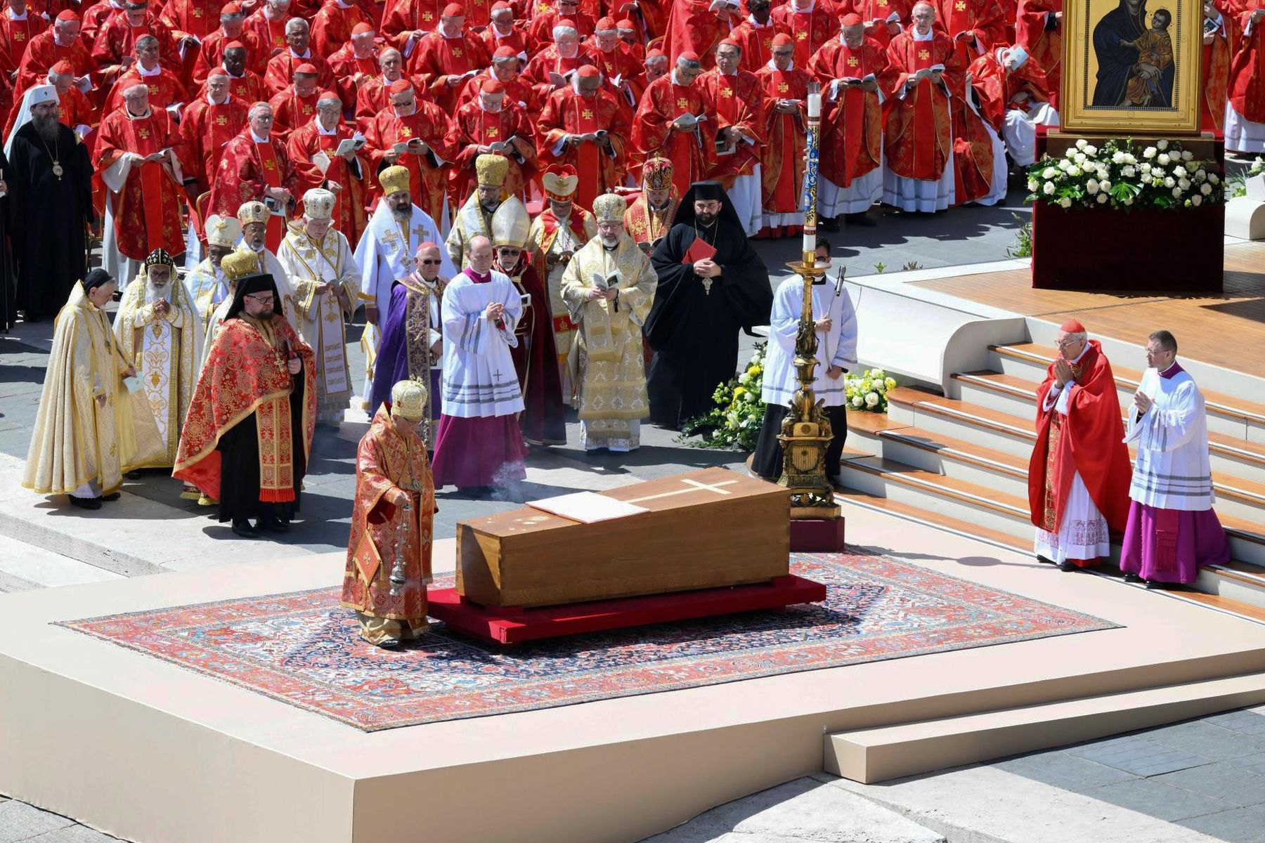 Глава УГКЦ Святослав разом із главами інших Східних Католицьких Церков помолився Воскресну панахиду біля домовини Папи
Франциска.