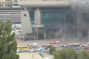 Южный вокзал в Киеве окутал дым из-за пожара в киоске