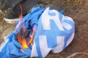 В Черкассах публично сожгли флаг Партии регионов 
