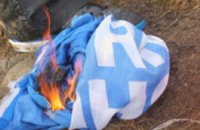 В Черкассах публично сожгли флаг Партии регионов 