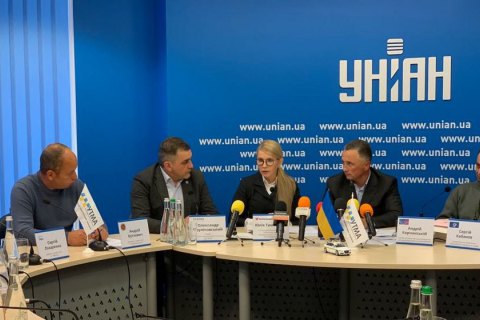 Тимошенко предложила разработать альтернативный законопроект о службах такси
