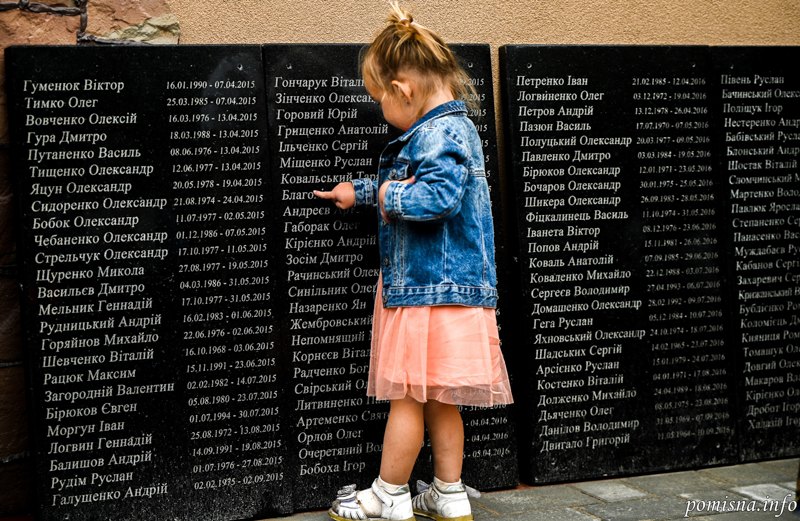 Дівчинка біля меморіалу в Лішні на Тернопільщині. 