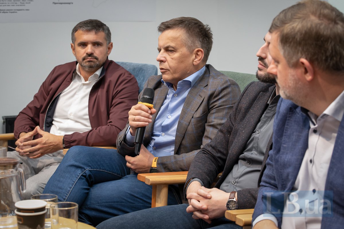 Сергій Сухомлин, ексголова Державного агентства відновлення та розвитку інфраструктури України ( у центрі) 
