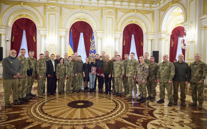 Зеленський вручив "Золоту Зірку" та інші нагороди військовим і цивільним 