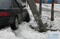ДТП в Киеве: из-за мокрой дороги водитель врезался в столб