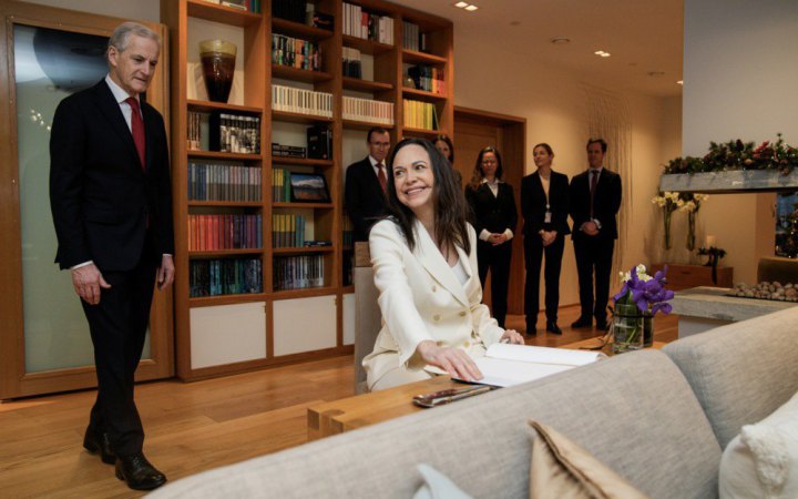 ЗМІ: нобелівська лауреатка Мачадо змогла залишити Венесуелу з допомогою членів режиму Мадуро