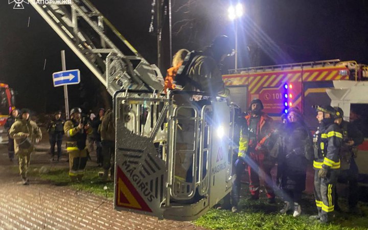 У Запоріжжі бійці ДСНС врятували двох жінок з-під завалів 